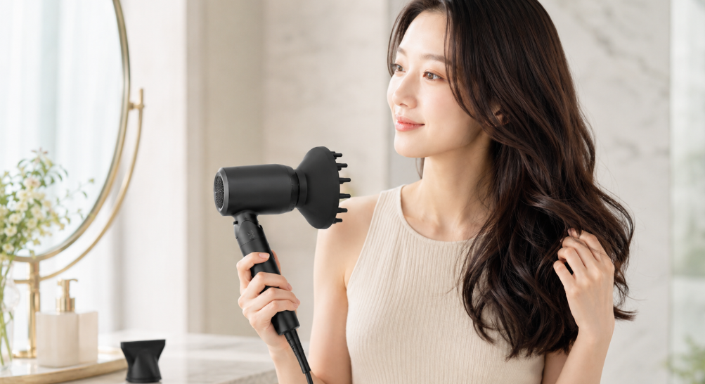 ディフューザー付き87sakuヘアドライヤーでウェーブヘアを整える日本人女性