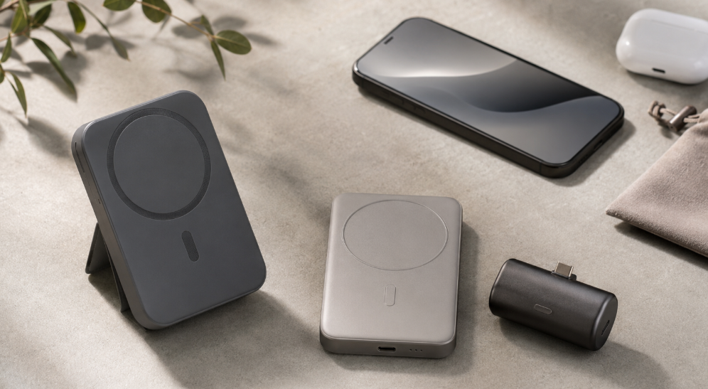 3種類のAnker Nano Power Bankをスマホやイヤホンと並べて比較する記事表紙イメージ