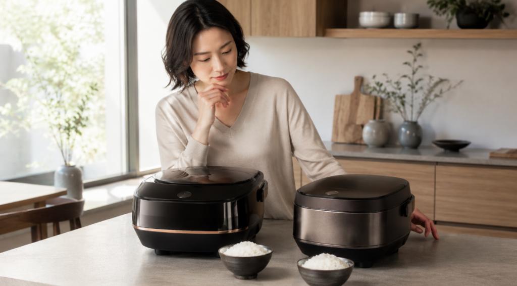 JRT-A100とJRL-A100のどちらを選ぶか比較する女性と2台の高級炊飯器