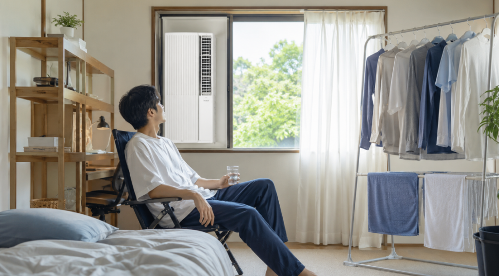 窓用エアコンの冷房と除湿で快適に過ごす室内の様子