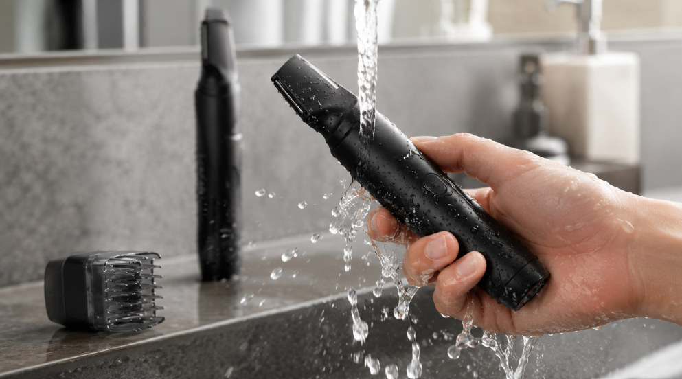 水洗いできるボディトリマーを蛇口で洗う防水お手入れイメージ