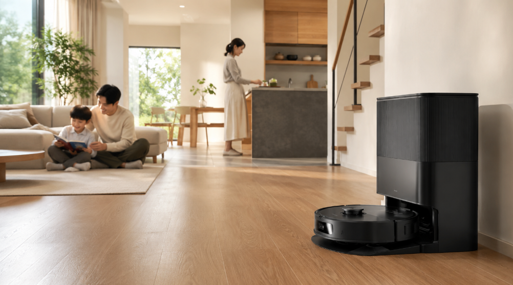 家族が過ごす広いリビングを全自動ロボット掃除機が清掃するOmni S2の使用イメージ