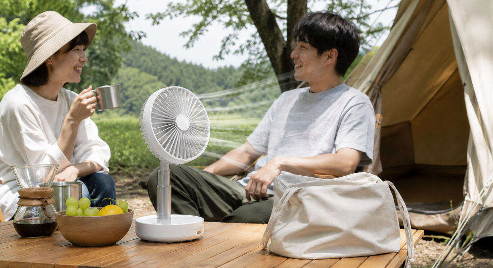 キャンプでAirdog The Fan portableのコードレス送風を利用する日本人の男女