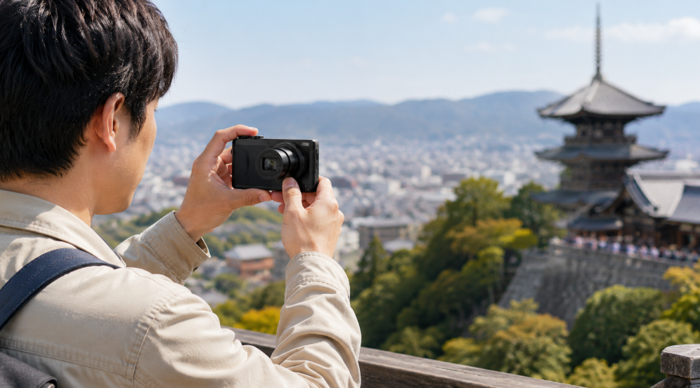 旅行先でコンパクトカメラのズームを使い遠くの建物を撮影する日本人男性