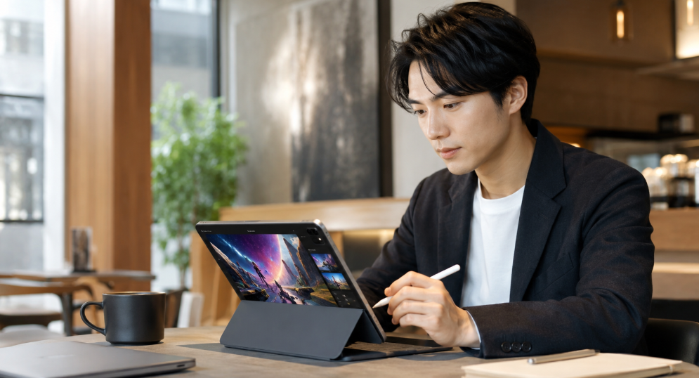 カフェでXiaomi Pad 7とタッチペンを使い編集作業をする男性