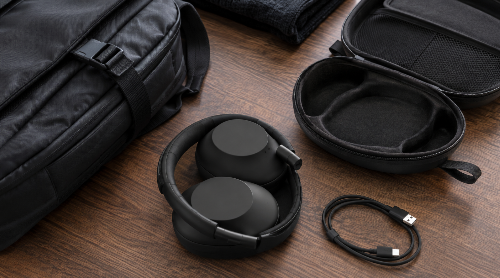 折りたたんだSONY WH-1000XM6をイメージしたヘッドホンと専用ケース、充電ケーブル