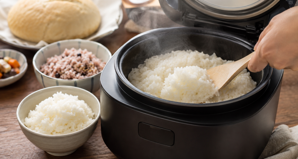 IH炊飯器で炊き上げたふっくらした白米と雑穀米、パンの調理イメージ