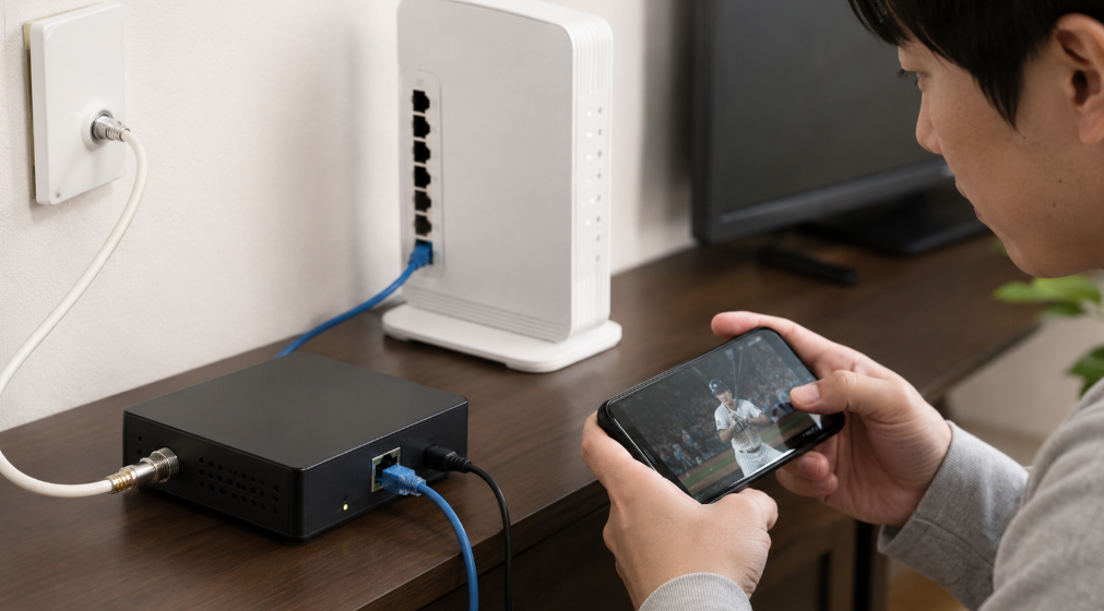 XIT-3000WPをアンテナ線とルーターに接続し、スマホでテレビ番組を視聴するネットワーク設定のイメージ
