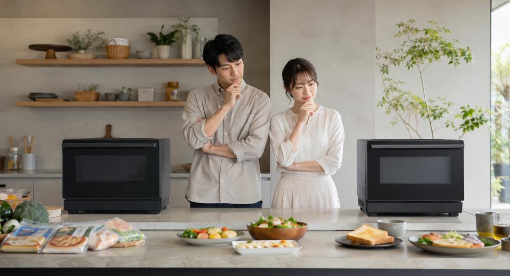 NE-BS6EとNE-BS6Cの機能や価格を比べて自分に合うモデルを選ぶ夫婦のイメージ
