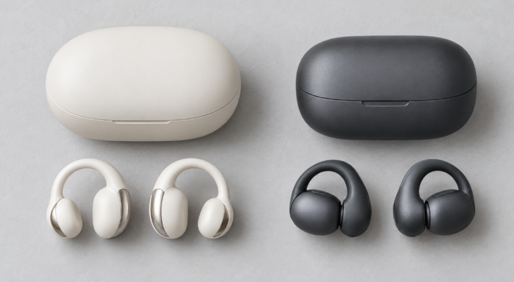 Soundcore C50iとSOUNDPEATS Clip1の比較イメージ。白と黒のイヤーカフ型イヤホンと充電ケースを並べた様子